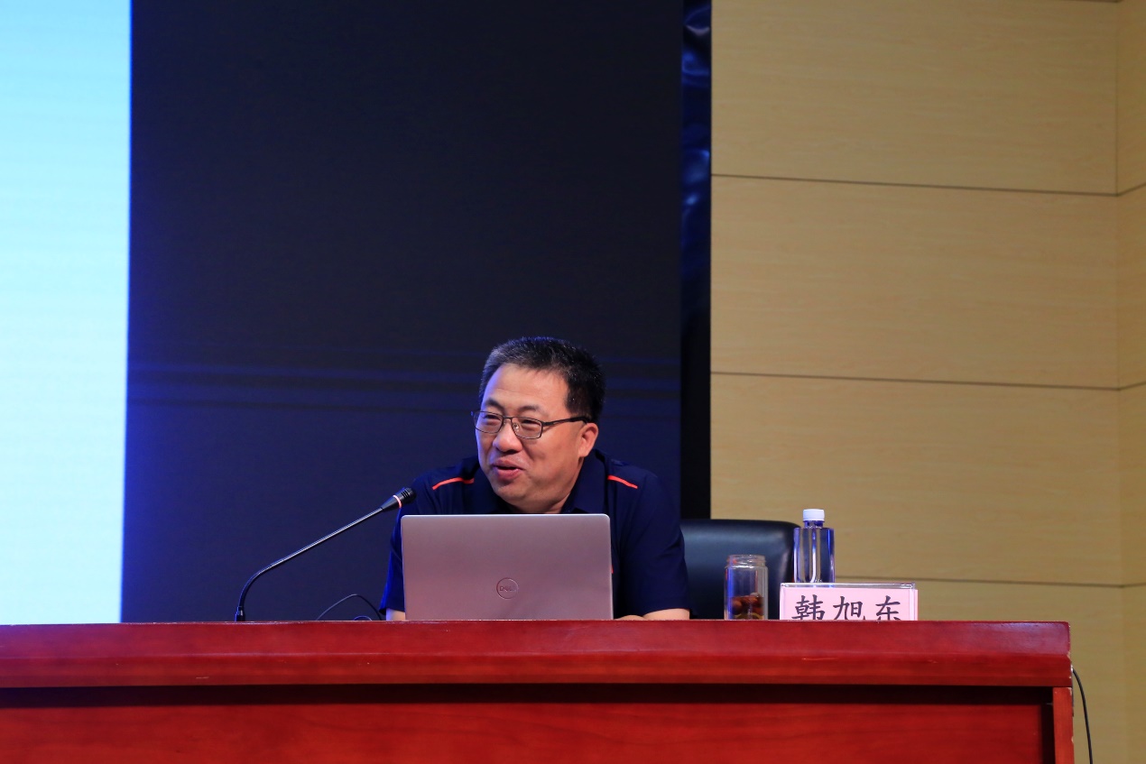 电脑前的人 形貌已自动天生