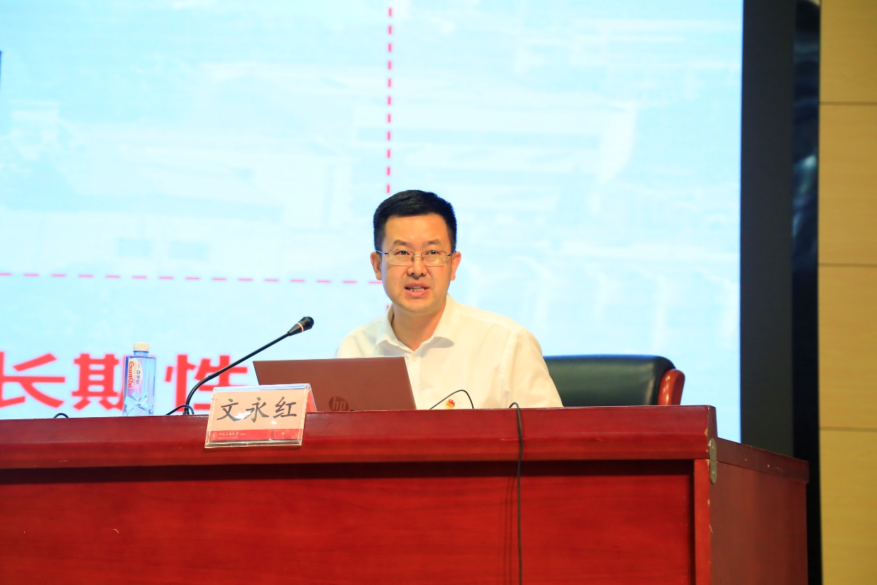 男子站在桌子上 中度可信度形貌已自动天生