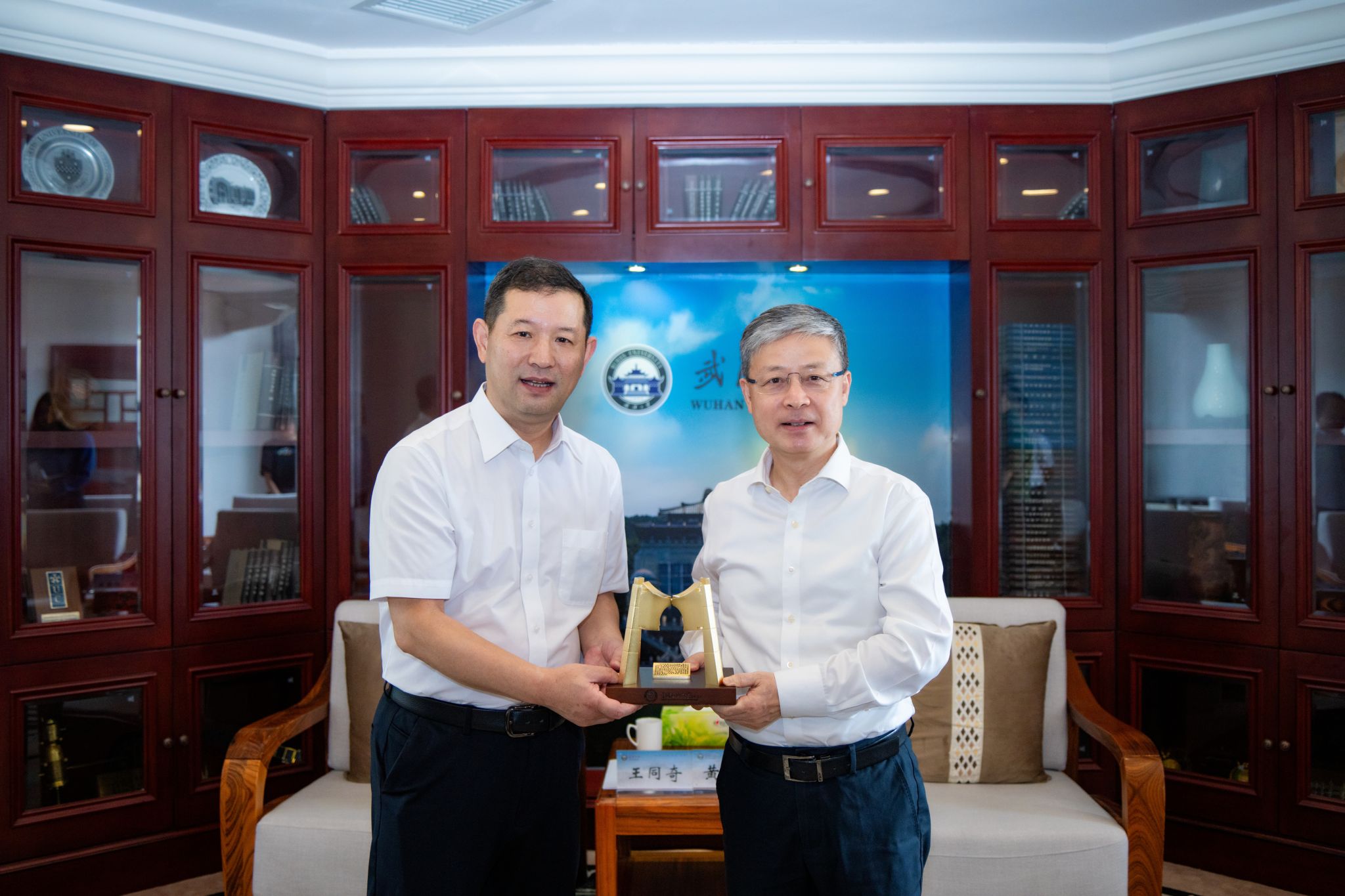 王书记向武汉大学党委书记赠予学校纪念品.jpg